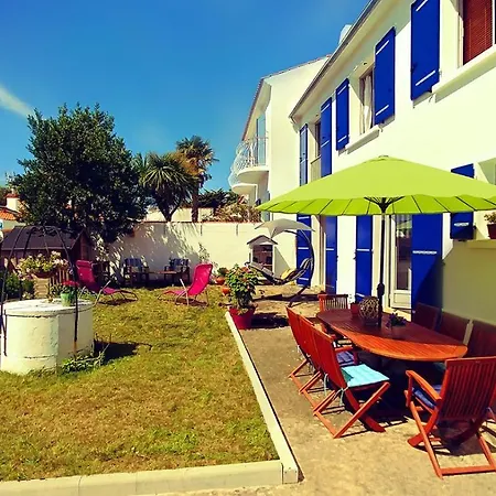 Une Grande Maison Blanche Sous Le Ciel Bleu De Noirmoutier Casa vacanze Barbâtre