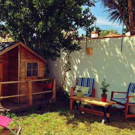 Une Grande Maison Blanche Sous Le Ciel Bleu De Noirmoutier Casa vacanze Barbâtre