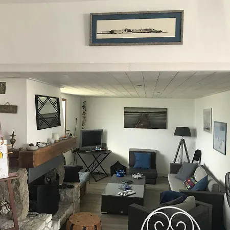 Une Grande Maison Blanche Sous Le Ciel Bleu De Noirmoutier *