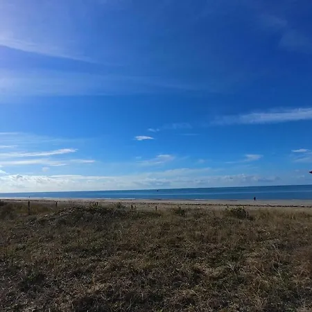 Une Grande Maison Blanche Sous Le Ciel Bleu De Noirmoutier Barbâtre