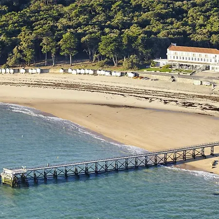 Une Grande Maison Blanche Sous Le Ciel Bleu De Noirmoutier * Barbâtre