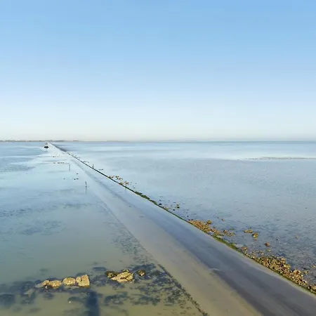 Une Grande Maison Blanche Sous Le Ciel Bleu De Noirmoutier * Barbâtre